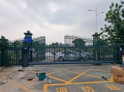 哈尔滨悬浮门安装现场
