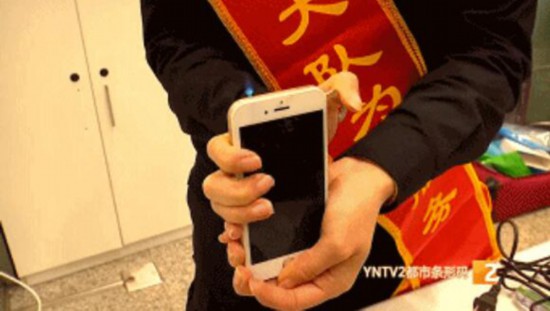 这就是真相!机场安检诡异微笑是怎么回事?背后详情始末曝光细思极恐