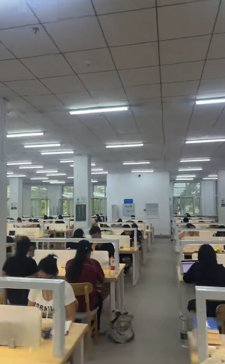 哈尔滨市图书馆阅览桌椅安装.png